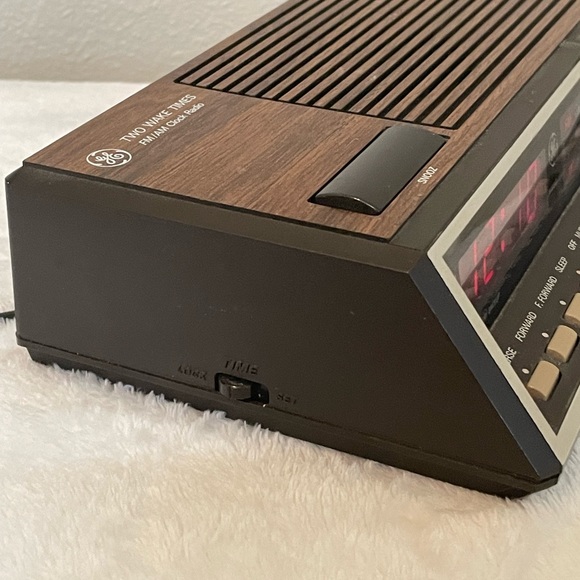 Vintage GE clock radio #7-4616B - Picture 3 of 6